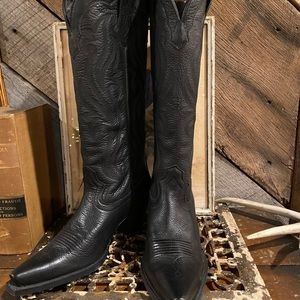ARIAT Black Cowboy Boots 👢